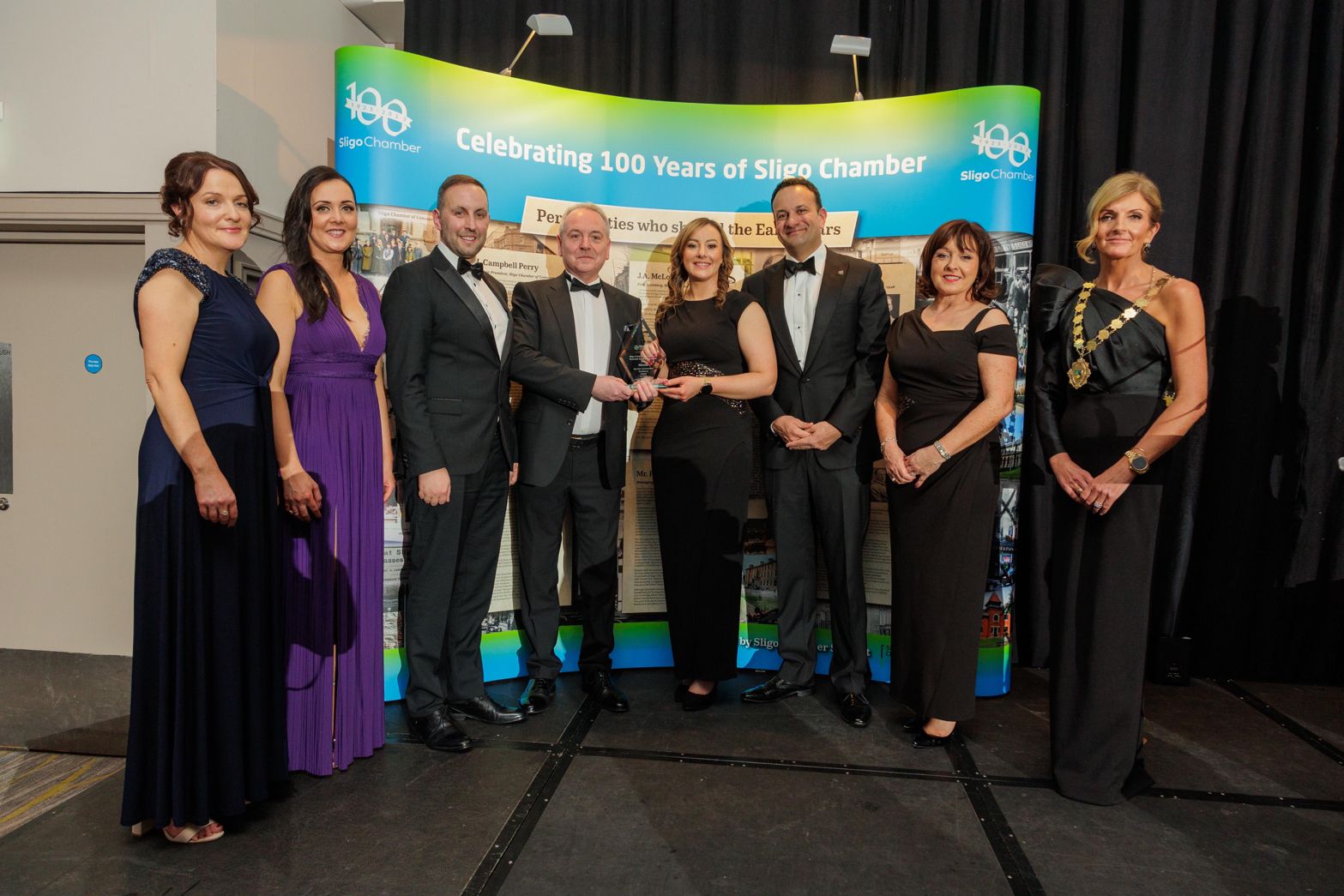 Photo-Leo-presenting-award